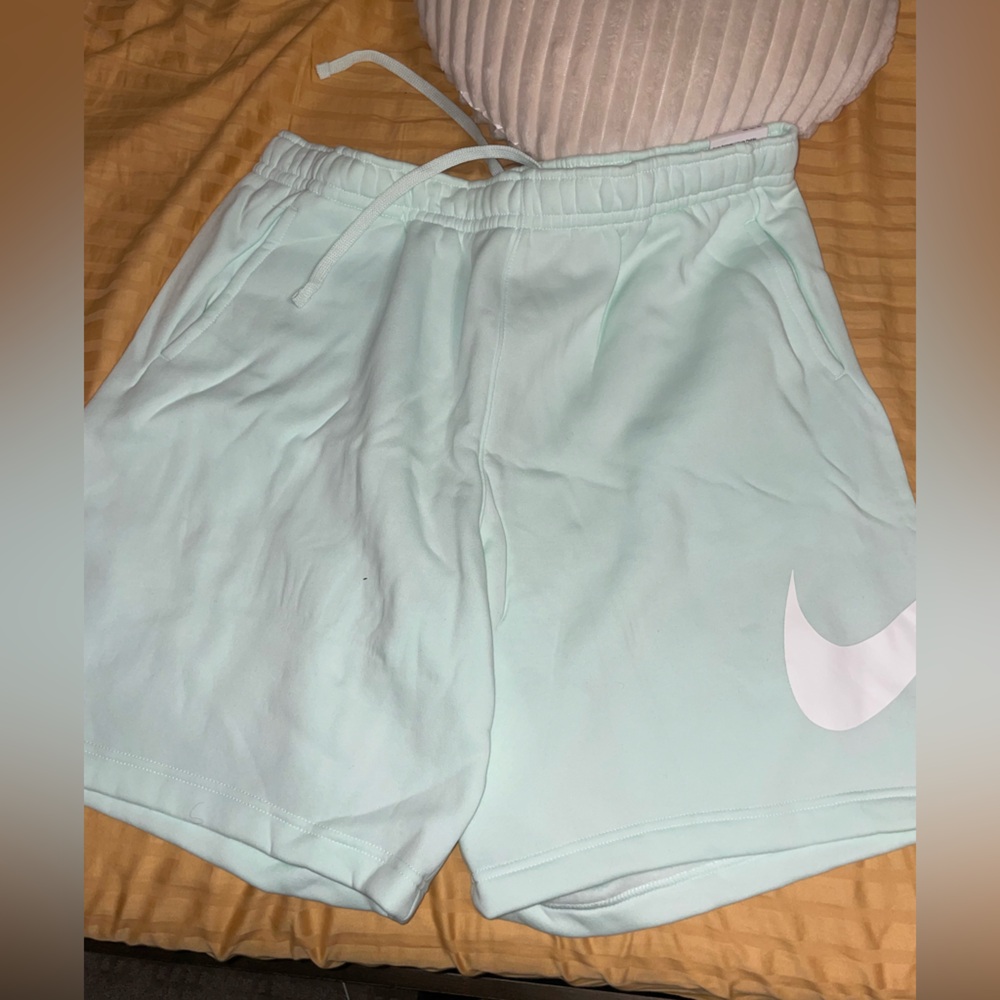 Standard fit Nike shorts